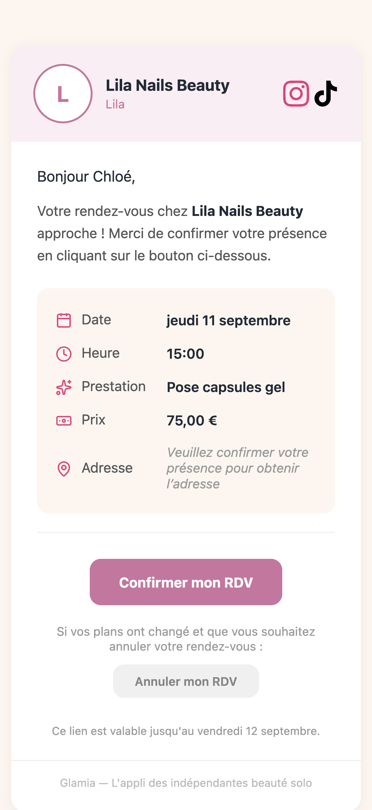 Le rappel part la veille. Elle confirme d’un doigt.